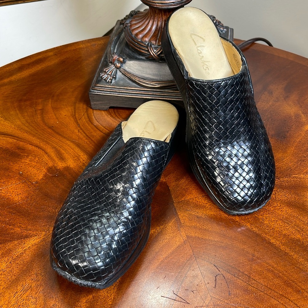 Ladies CLARK SLIP ON SHOES SIZE 7. Black with beige sole inside the shoe.